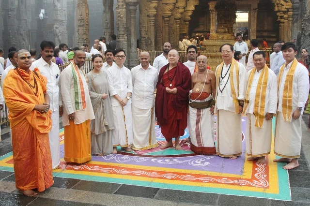 தாய்லாந்து பக்தர்கள்