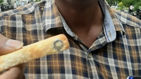 நட் உள்ள ரஸ்க்குடன் விவேகானந்தன்