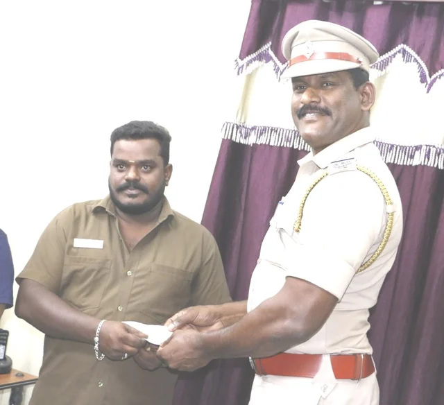 பரிசு வழங்கிய இன்ஸ்பெக்டர் நாகராஜன்