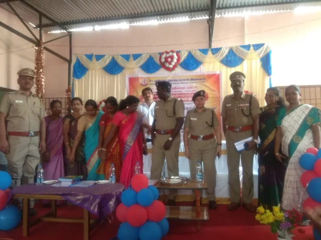 மாணவ, மாணவிகளுடன் போலீஸ் அதிகாரிகள்