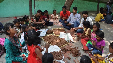 விதைப் பந்து தயாரிக்கும் மாணவர்கள்