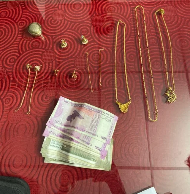 பறிமுதல் செய்யப்பட்ட நகை, பணம்
