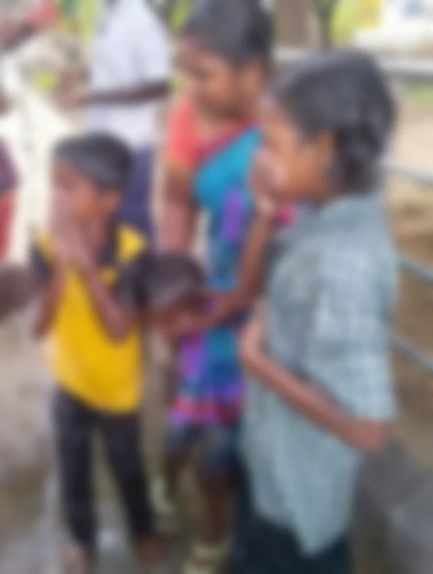 குழந்தைகளுடன் மாரியம்மாள்