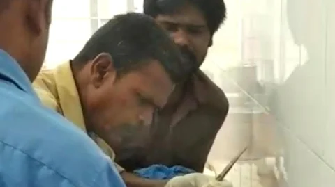 தையல் போடும் துப்புரவுப் பணியாளர்