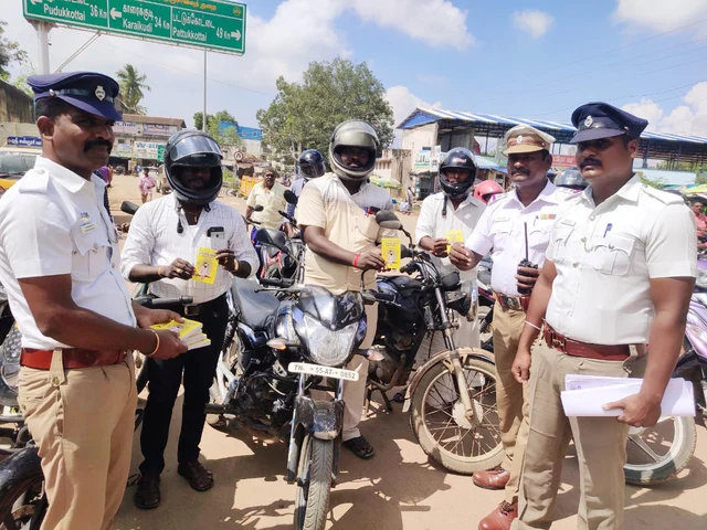 திறக்குறள் புத்தகம் கொடுத்த போலீஸார்