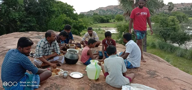 பாறையில் உணவு அருந்துதல்