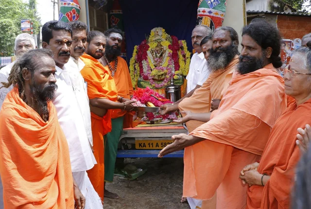 `தலைக்காவிரி டு பூம்புகார் ரதயாத்திரை!’ - காவிரி படித்துறையில் நடந்த சிறப்பு அபிஷேகம்