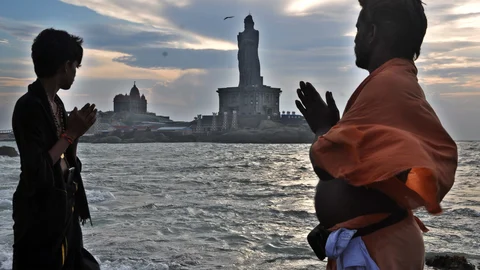 குமரி முக்கடல் சங்கமத்தில் தரிசிக்கும் பக்தர்கள்