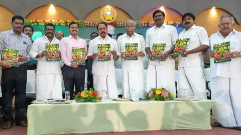 விழாவில், எழுத்தறிவு புத்தகத்தை வெளியிட்ட அமைச்சர்.