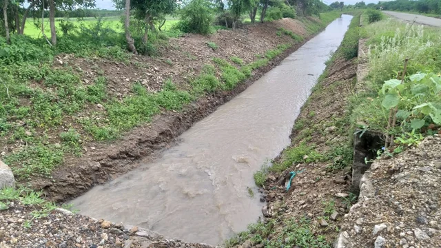 தூர்வாரிய வரத்துக் கால்வாயில் தண்ணீர்