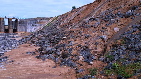 பாலாறு, வல்லிபுரம் தடுப்பணை சுற்றுச்சுவர் சரிவு