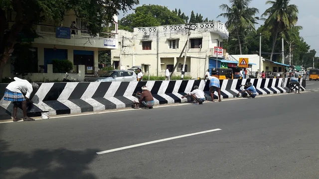 புதுப்பிக்கப்படும் சாலைத் தடுப்புகள்