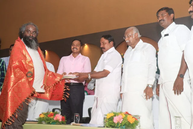 ஆசிரியர் உலகராஜ் அமைச்சரிடம் நன்கொடை வழங்கினார்.