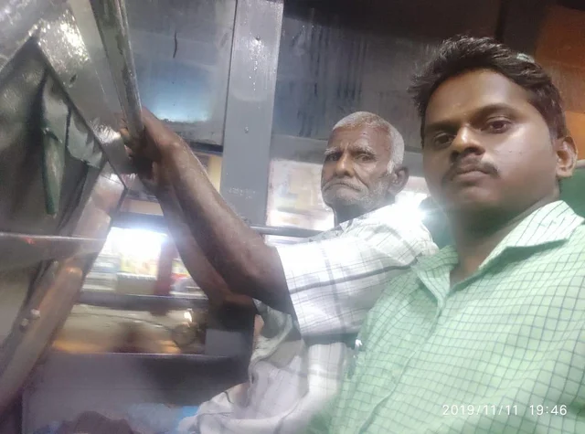 கிராம நிர்வாக அலுவலருடன் முதியவர் கோபால்
