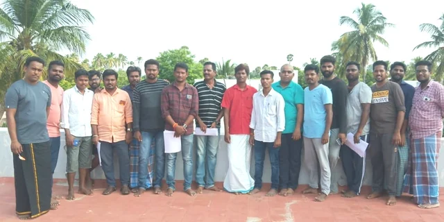 தீர்மான நகலோடு குளித்தலை இளைஞர்கள்