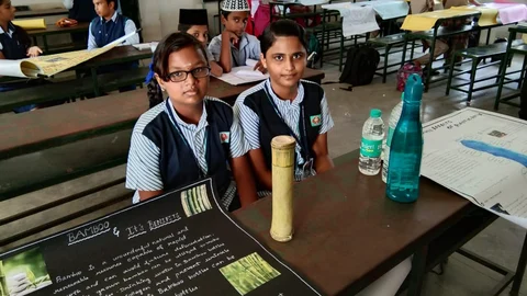 மூங்கில் குடுவையுடன் ரிதன்யா, ஹேமஸ்ரீ