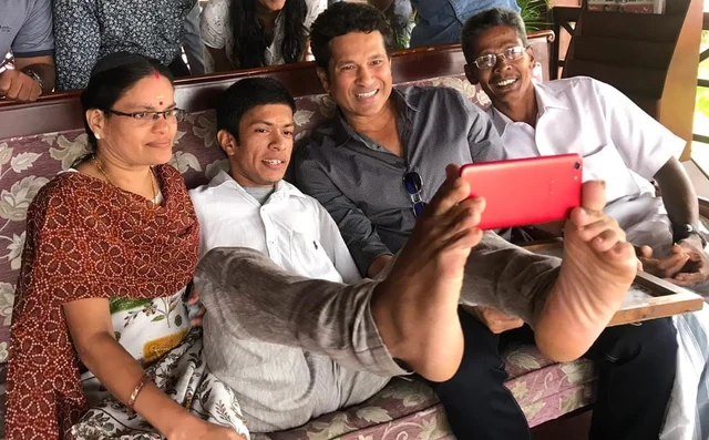 Pranav taking selfie with Sachin Tendulkar