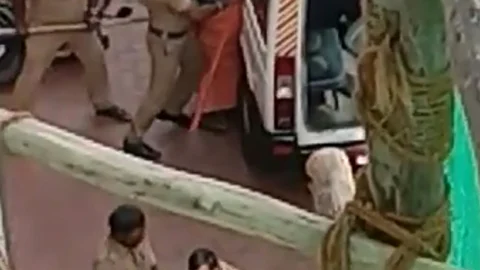 இரண்டுபேரை தூக்கி ஜீப்பில் ஏற்றும் போலீஸ்