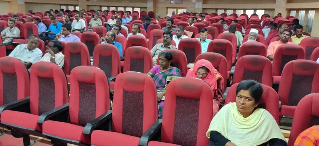 வருவாய்த் துறை அலுவலர் போராட்டத்தினால் காலியாக உள்ள இருக்கைகள்.