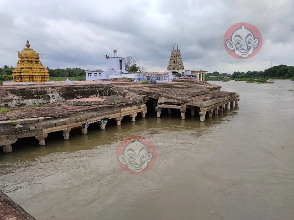 ஆற்றுக்குள் மூழ்கியுள்ள மண்டபம்
