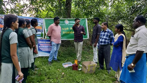 பயிற்சியளிக்கும் மாணவிகள்