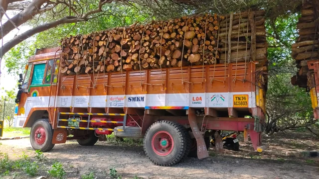 வனத்துறை அலுவலகத்தில் நிறுத்தி வைக்கப்பட்டுள்ள லாரி.