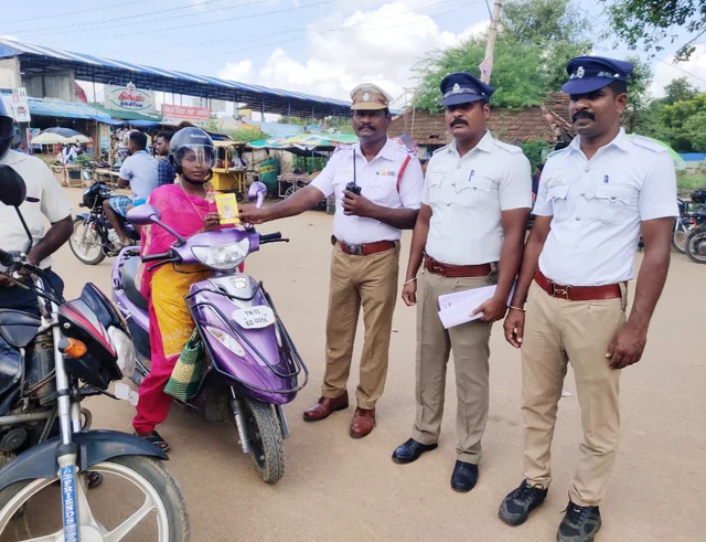 திறக்குறள் புத்தகம் கொடுத்த போலீஸார்