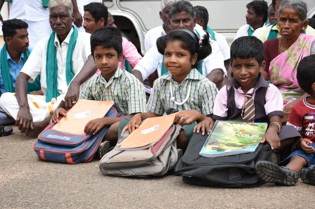 ஒக்கநாடு மேலையூர் பள்ளி மாணவர்கள்