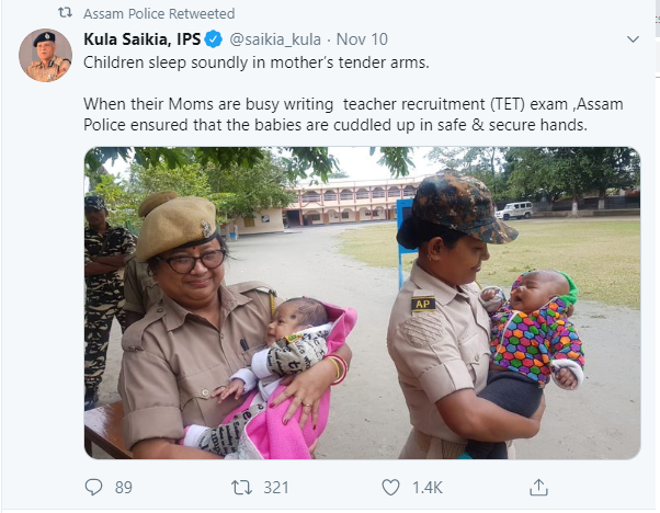குழந்தைகளை அரவணைத்த பெண் காவலர்கள்