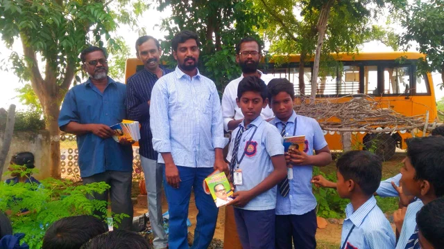 புத்தகம் பரிசு பெறுதல்
