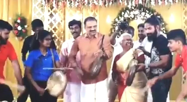 தாய் அற்புதம்மாளுடன் பறையிசைக்கும் பேரறிவாளன்