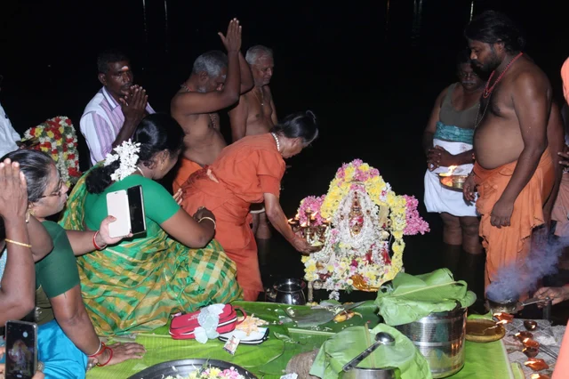 `தலைக்காவிரி டு பூம்புகார் ரதயாத்திரை!’ - காவிரி படித்துறையில் நடந்த சிறப்பு அபிஷேகம்
