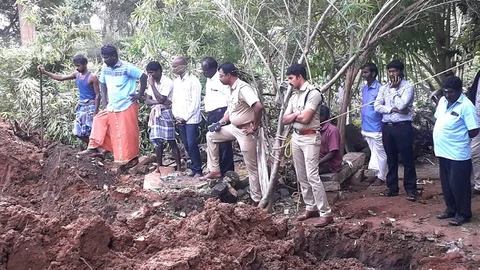 புதைக்கப்பட்ட இடத்தில் குழி தோண்டும் பணி