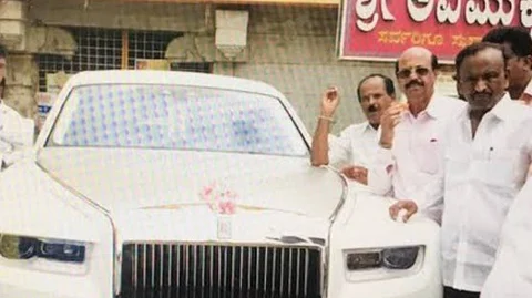 ரோல்ஸ் ராய்ஸ் காருடன் எம்.எல்.ஏ நாகராஜ்