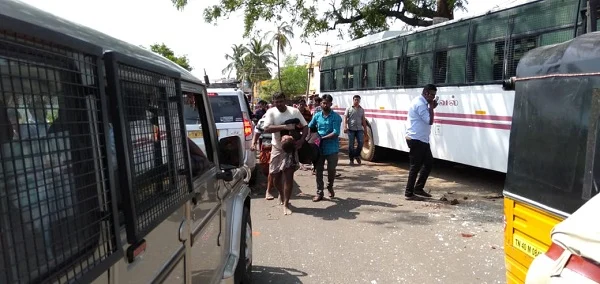 விபத்தில் காயமடைந்தவரை தூக்கிச் செல்லும் பொதுமக்கள்