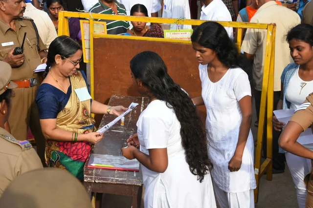 நீட் தேர்வு சோதனை