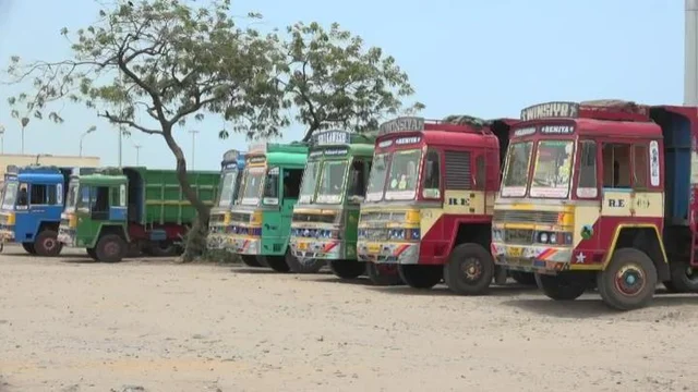 உப்பு ஏற்றிச் செல்ல காத்திருக்கும் லாரிகள்