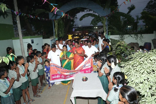 கல்விச் சீர் வழங்கும் மக்கள்
