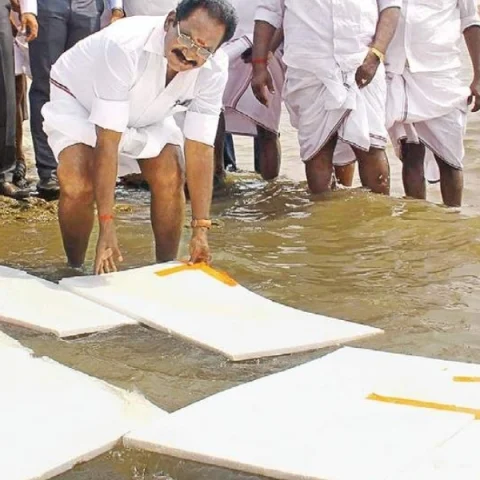 தெர்மாகோலுடன் செல்லூர் ராஜூ