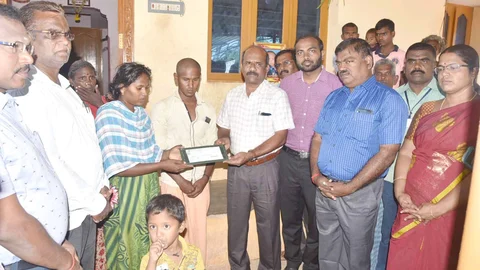 நிதி உதவி வழங்கும் கலெக்டர் சிவராசு