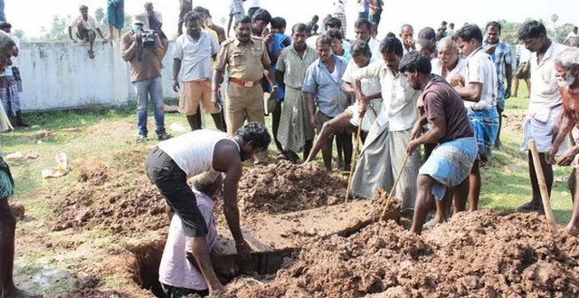 பிரேதப் பரிசோதனைக்காக உடல் தோண்டி எடுக்கப்பட்டபோது...