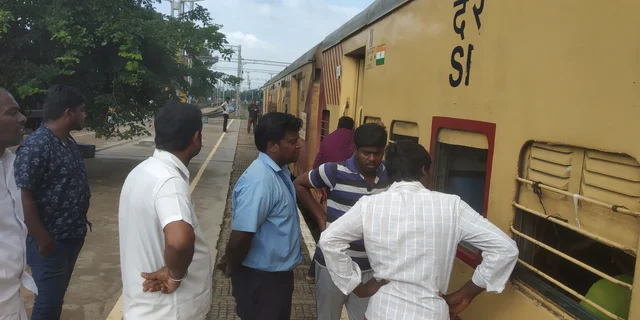 நிறுத்தப்பட்ட ரயில்