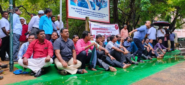 உண்ணாவிரதப் போராட்டம் நடத்திய வருவாய்த் துறை அலுவலர்கள்