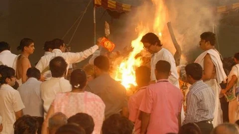 சிவசேனா தலைவர் பால் தாக்கரே எரியூட்டப்பட்டபோது...