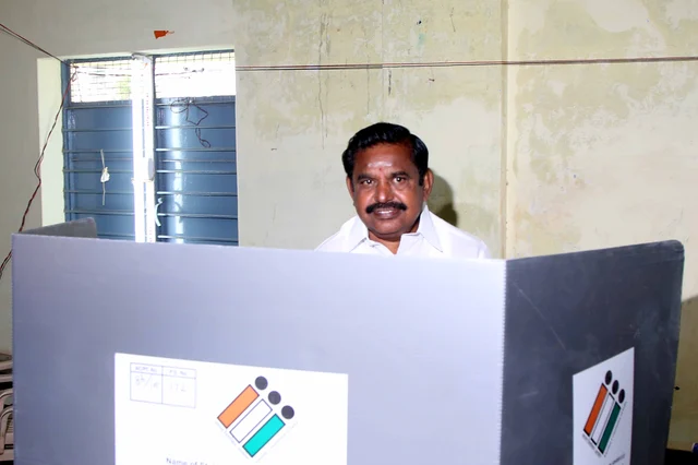 எடப்பாடி வாக்களித்த போது