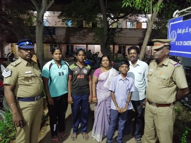 மாணவனுடன் போலீஸார்