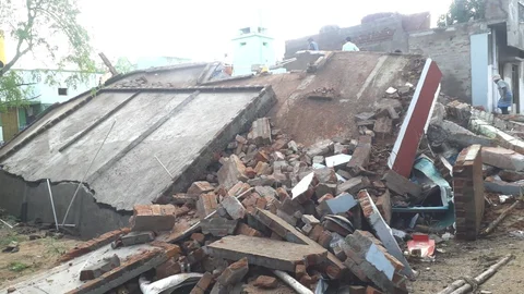தரைமட்டமான 2 மாடி வீட்டுக் கட்டடம்