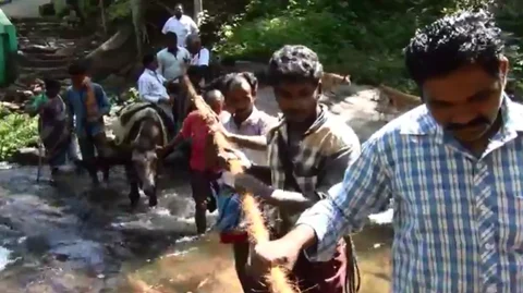 கயிறு கட்டி ஆற்றைக் கடக்கும் மக்கள்