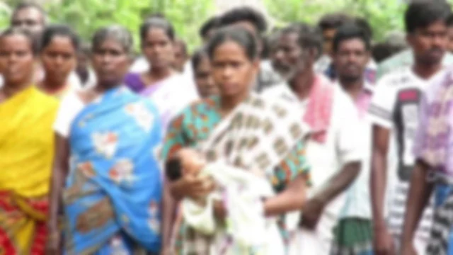 கைக்குழந்தையுடன் மாற்றுத்திறனாளி பெண்