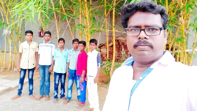 மாணவர்களுடன் ஆசிரியர் மணிமாறன்